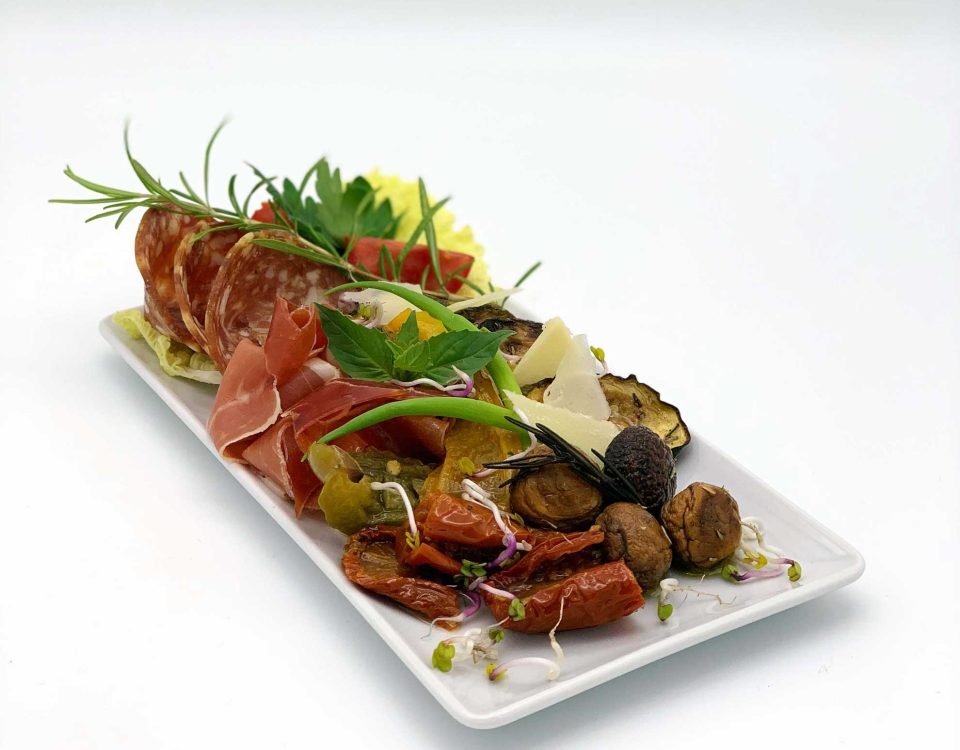 Antipasti von Zucchini, Paprika, Champignons und italienischem Hartkäse