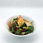 Babyspinat Salat mit Himbeerdressing, Apfelstücken und gerösteten Mandeln