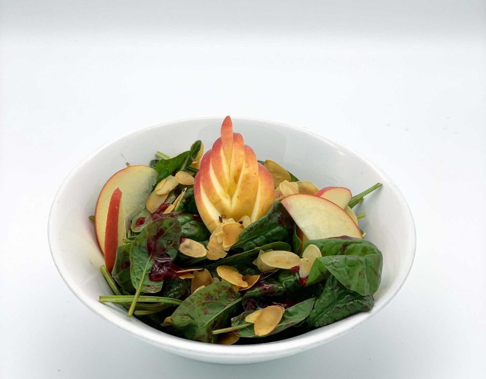 Babyspinat Salat mit Himbeerdressing, Apfelstücken und gerösteten Mandeln