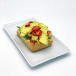 Klassische ½ Brötchen: Avocado mit Guacamole