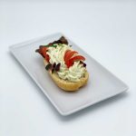 ½ Brötchen: Frischkäse mit Tomaten