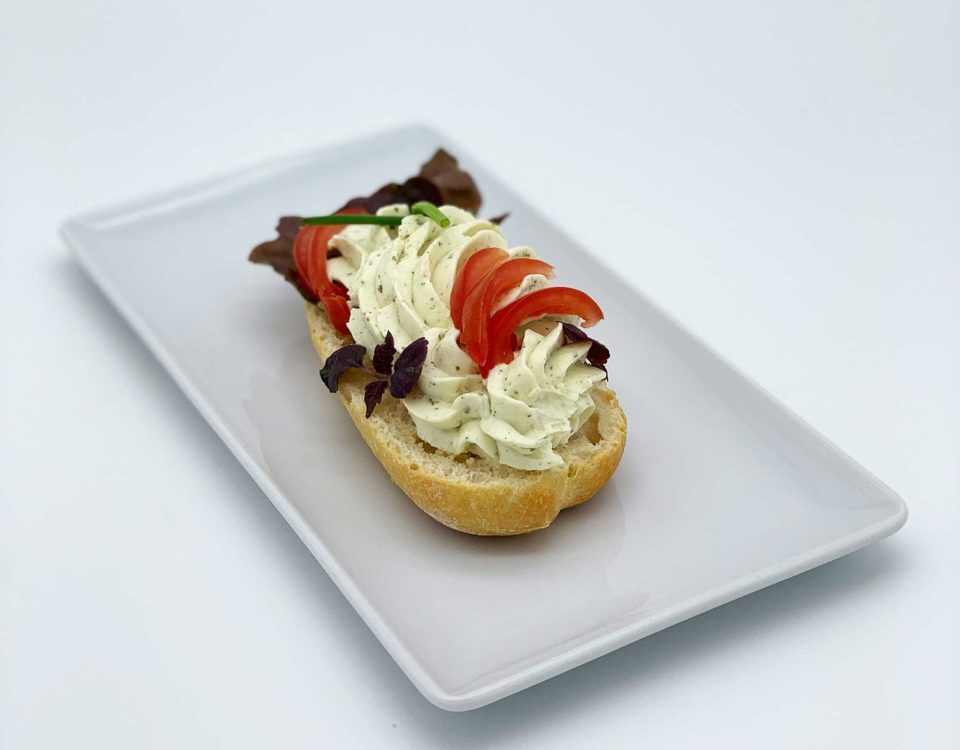 ½ Brötchen: Frischkäse mit Tomaten