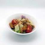 Caesar Salat mit Hühnchen, Croutons, Tomaten und Grana Padano