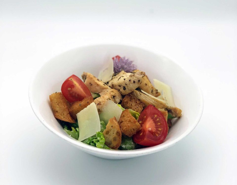 Caesar Salat mit Hühnchen, Croutons, Tomaten und Grana Padano