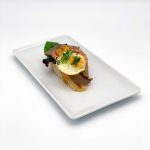 Canapé: Roastbeef mit gebratenem Wachtelei auf Dijonsenf