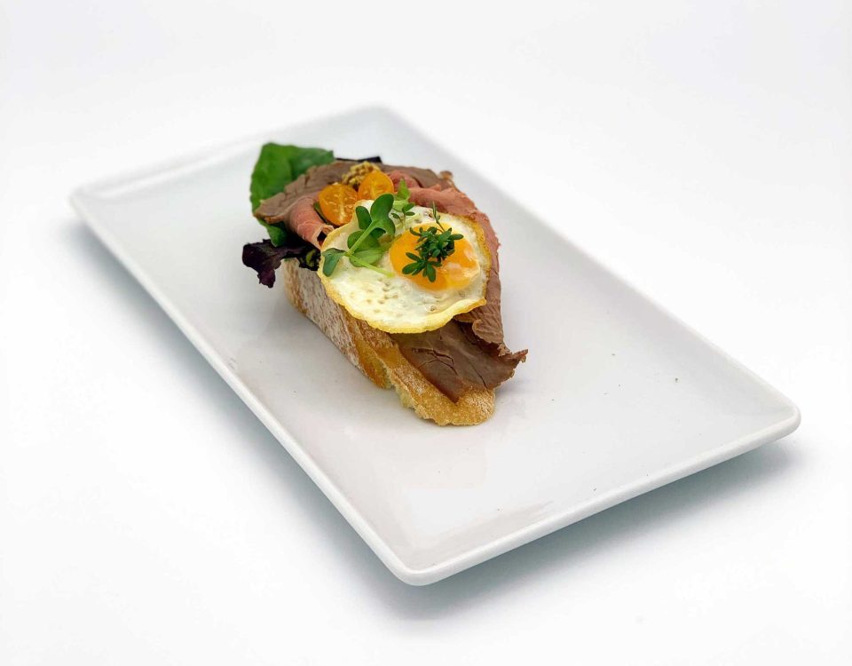 Canapé: Roastbeef mit gebratenem Wachtelei auf Dijonsenf
