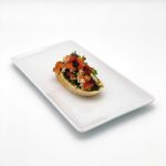 Canapé: Bruschetta mit Zwiebeln, Basilikum und Balsamicoglace