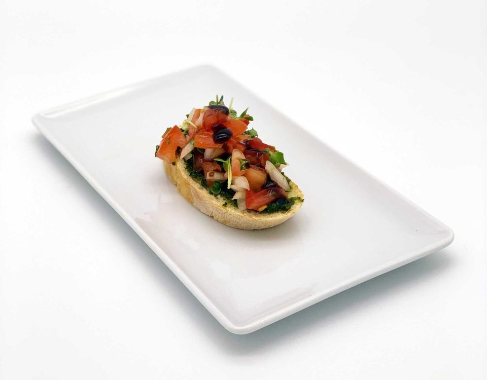 Canapé: Bruschetta mit Zwiebeln, Basilikum und Balsamicoglace