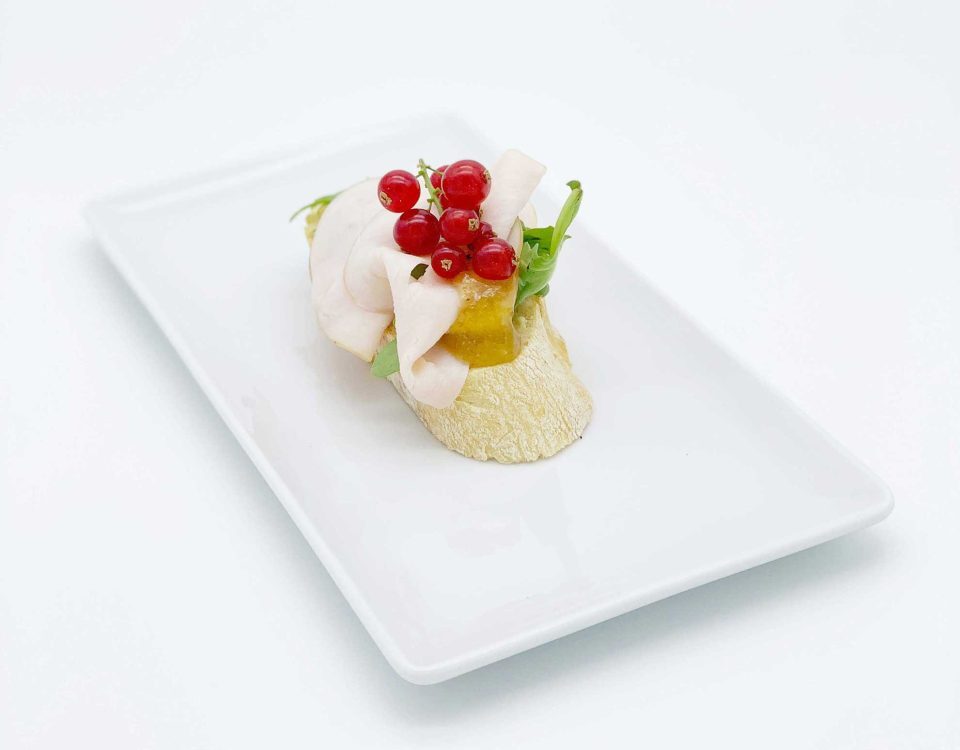 Canapé: gebratenes Hähnchenbrustfilet mit Feigensenf