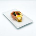 Canapé luftgetrocknete Salami mit Salbeipesto und Wachtelei