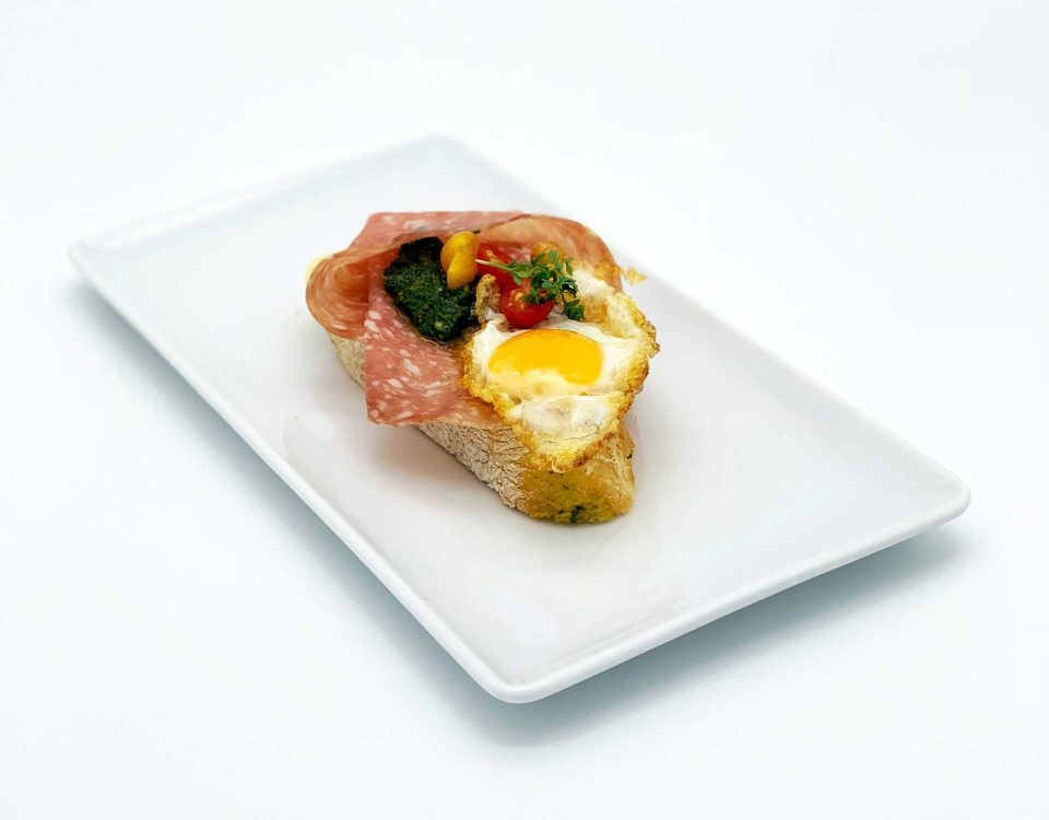 Canapé luftgetrocknete Salami mit Salbeipesto und Wachtelei