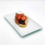 Canapé: Seranoschinken mit mildem Chutney