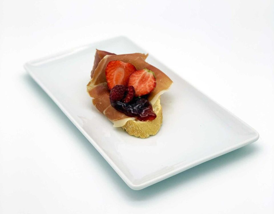 Canapé: Seranoschinken mit mildem Chutney