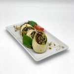 Wrapstreifen aus getrockneten Tomaten mit Basilikumpestocreme und Sprossen