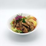 Eisbergsalat mit Honig-Calvados Marinade, Apfelscheiben und Hühnchenstreifen