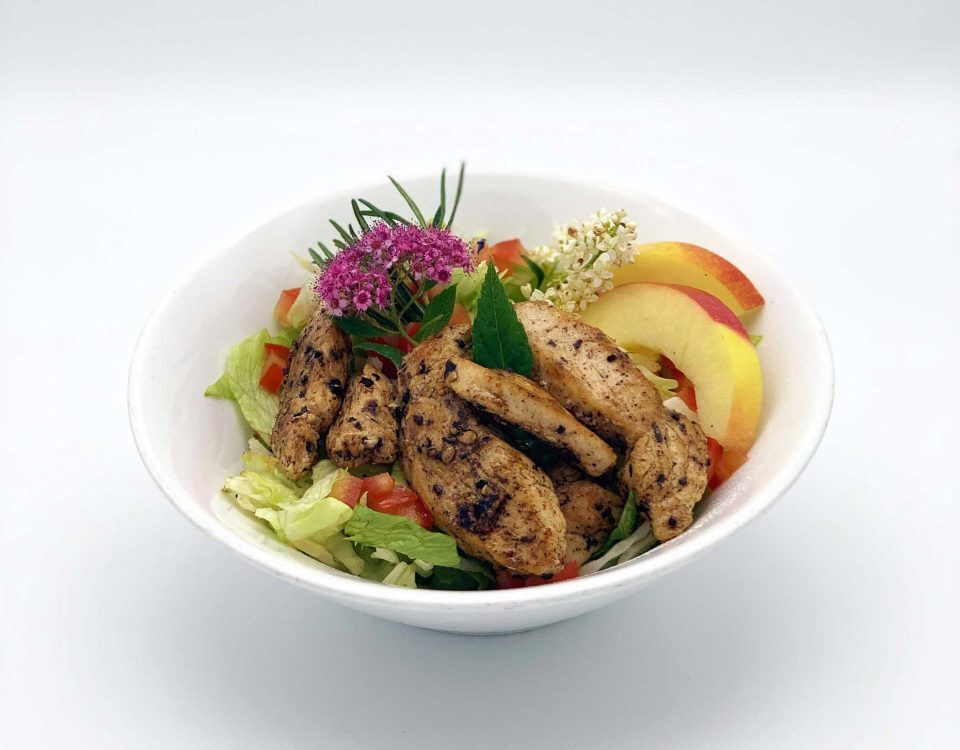 Eisbergsalat mit Honig-Calvados Marinade, Apfelscheiben und Hühnchenstreifen