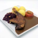 Entenkeule mit Rotkohl, Klößen und kräftiger Soße