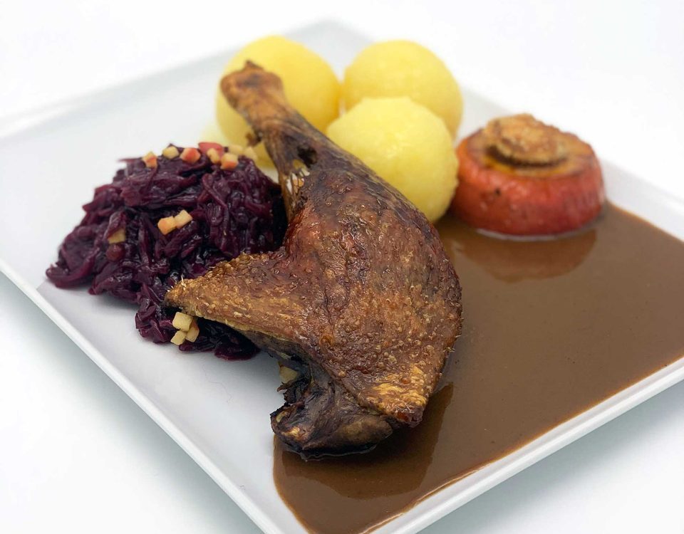 Entenkeule mit Rotkohl, Klößen und kräftiger Soße