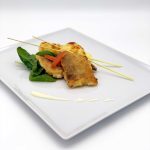 Gebratenes Fischfilet mit Spinat, Kartoffelgratin und Dillsoße