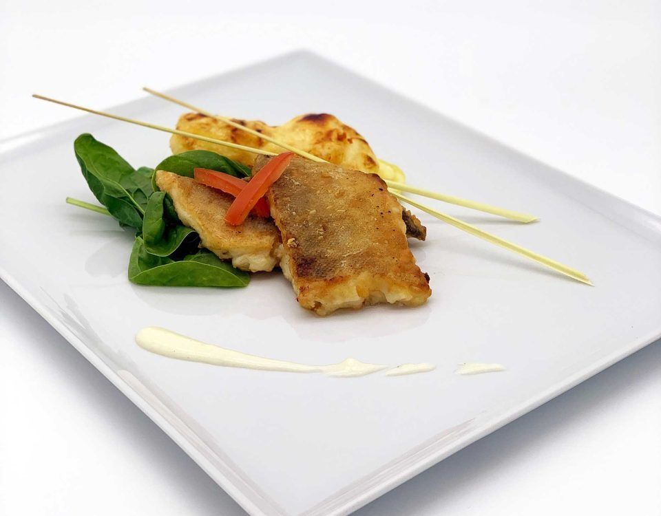 Gebratenes Fischfilet mit Spinat, Kartoffelgratin und Dillsoße