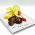 Gebratene Frikadelle mit Kohlrabi im Rahm und Butterkartoffeln