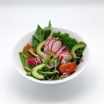 Gartensalat mit Tomaten, Radieschen, Gurken, und Sprossen