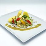 Grünes Gemüsecurry mit Kartoffeln und Sprossen