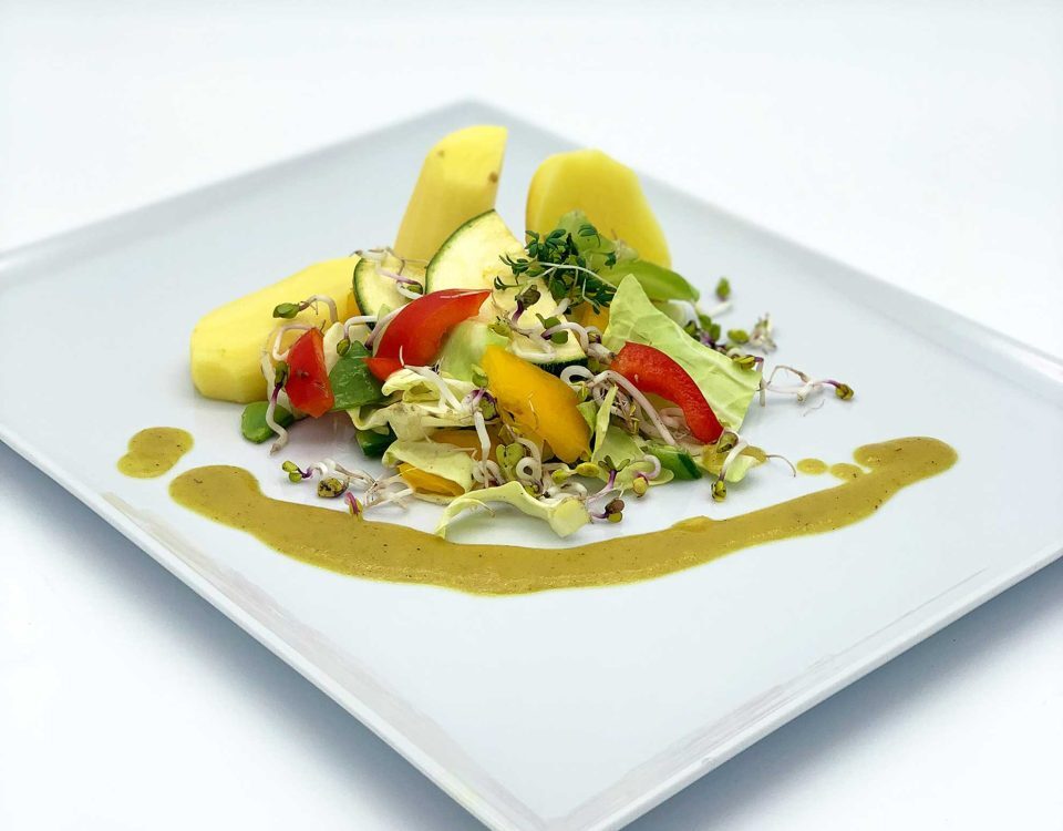Grünes Gemüsecurry mit Kartoffeln und Sprossen
