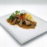 Putengeschnetzeltes nach Stroganoff Art mit feinen Spätzle