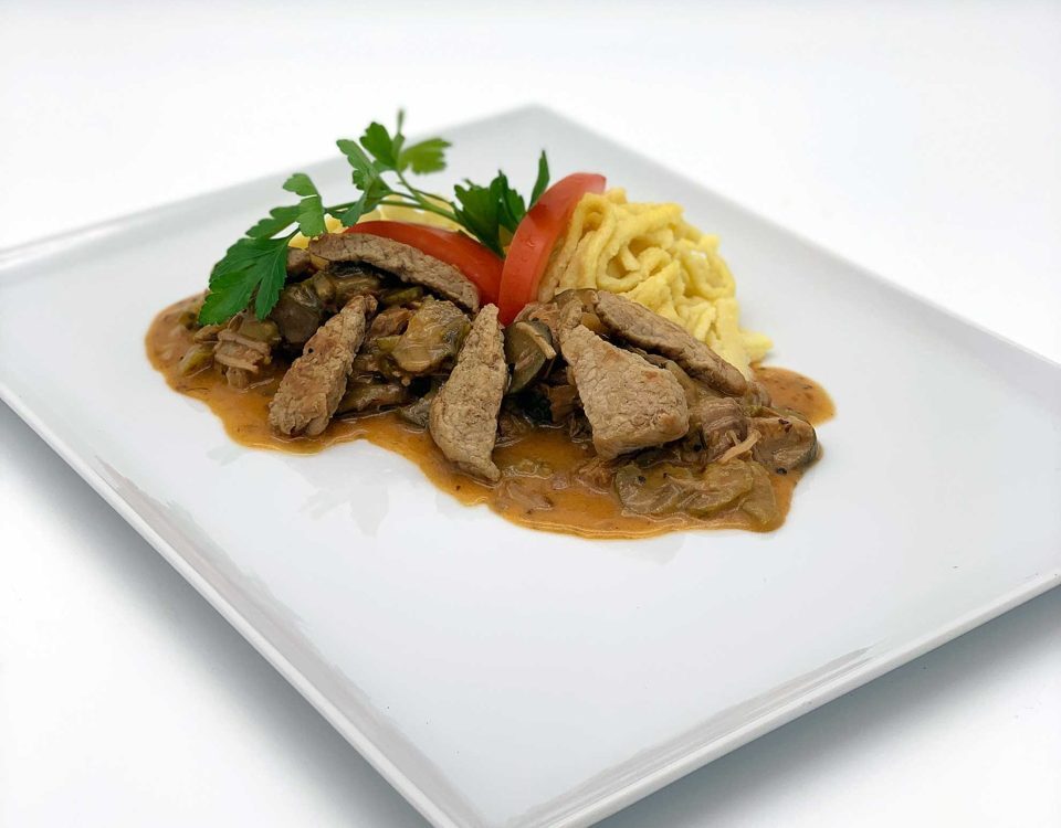 Putengeschnetzeltes nach Stroganoff Art mit feinen Spätzle