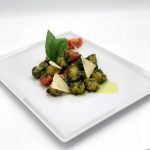 Gnocchi di spinaci mit Pesto, Tomatenecken und Parmesan