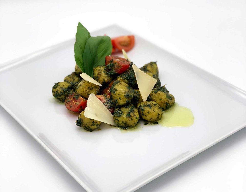 Gnocchi di spinaci mit Pesto, Tomatenecken und Parmesan