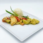 Thai Hähnchen Curry mit Kokosmilch, Zitronengras, Hühnchenstreifen und Reis