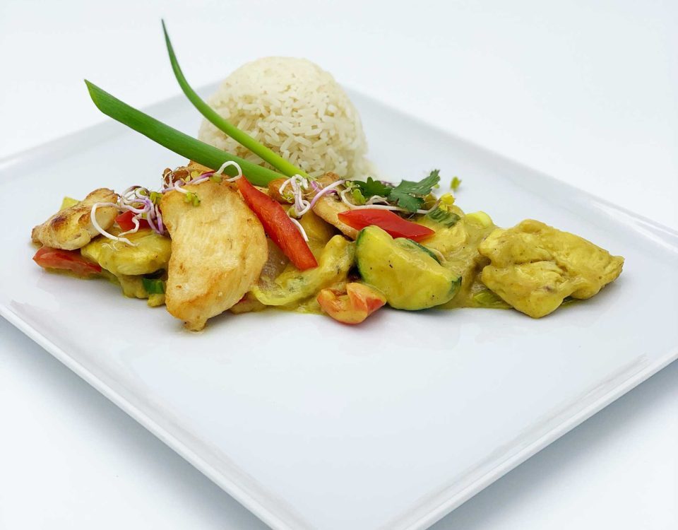 Thai Hähnchen Curry mit Kokosmilch, Zitronengras, Hühnchenstreifen und Reis