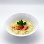 Kartoffelsuppe mit Räucherlachs, Crème fraîche und Kresse
