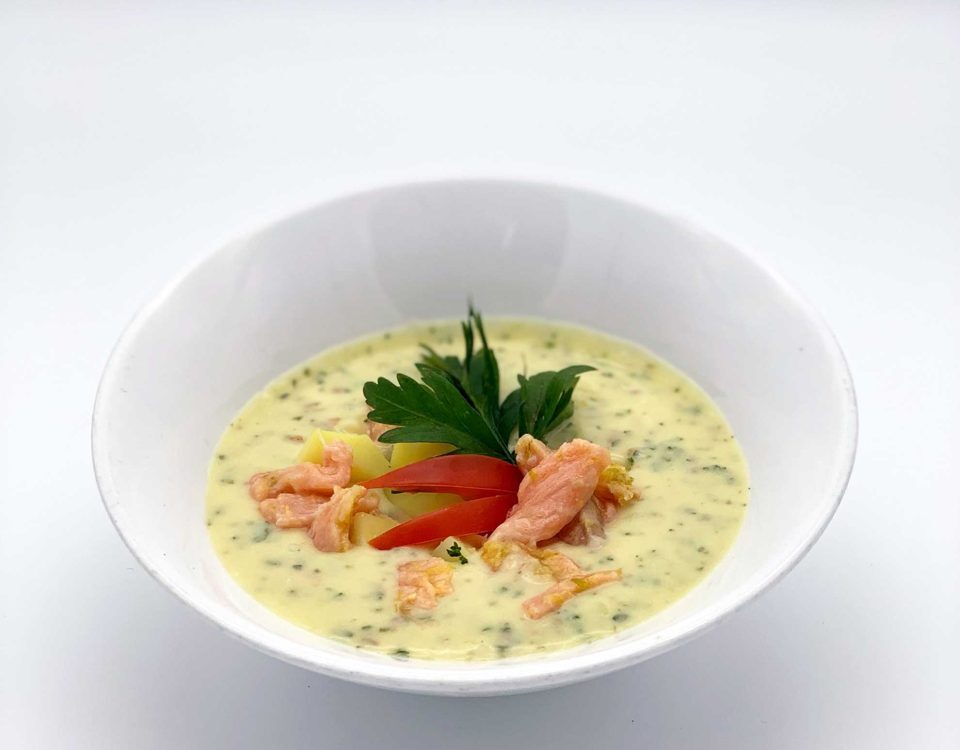 Kartoffelsuppe mit Räucherlachs, Crème fraîche und Kresse