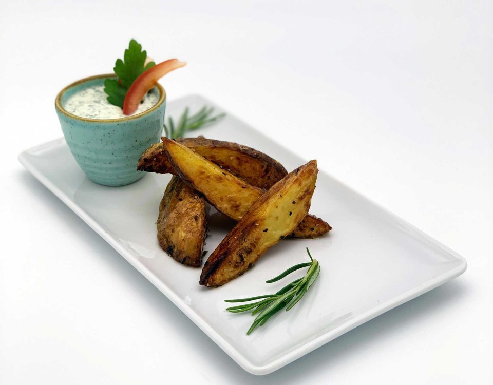 Rosmarin Kartoffelecken mit hausgemachtem Kräuterdip