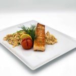 Tagliatelle mit Lachs und Spinat in Hummercremesoße
