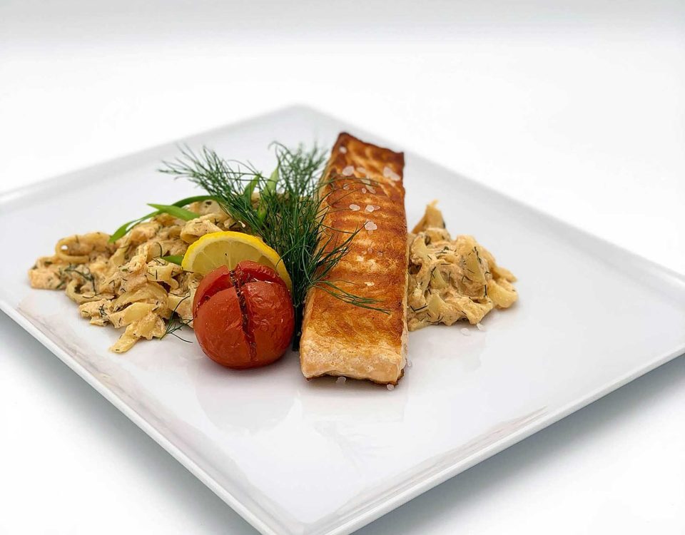 Tagliatelle mit Lachs und Spinat in Hummercremesoße