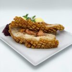 Mecklenburger Rippenbraten mit einer klassischen Bratensoße, Rotkohl und Klößen
