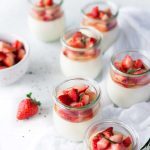 Panna Cotta Puddingdessert mit einer Erdbeersauce