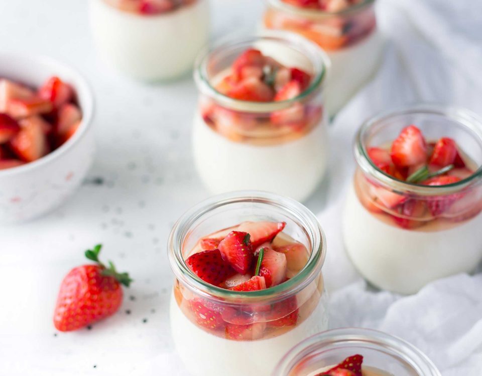 Panna Cotta Puddingdessert mit einer Erdbeersauce