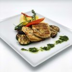 Putenbrust Steak vom Grill mit Basilikumsoße, Ofengemüse und Kartoffeln