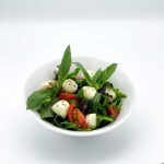 Rucolasalat mit Kugelmozzarella, Basilikum und Balsamicodressing
