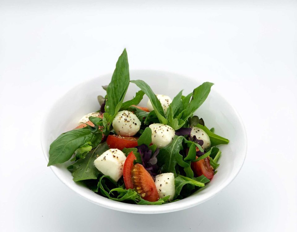 Rucolasalat mit Kugelmozzarella, Basilikum und Balsamicodressing