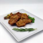Schnitzel Wiener Art mit Preiselbeeren, Buttererbsen und Bratkartoffeln