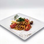 Spätzle mit Pilzen mit Champignon, Tomatenecken und Parmesankäse