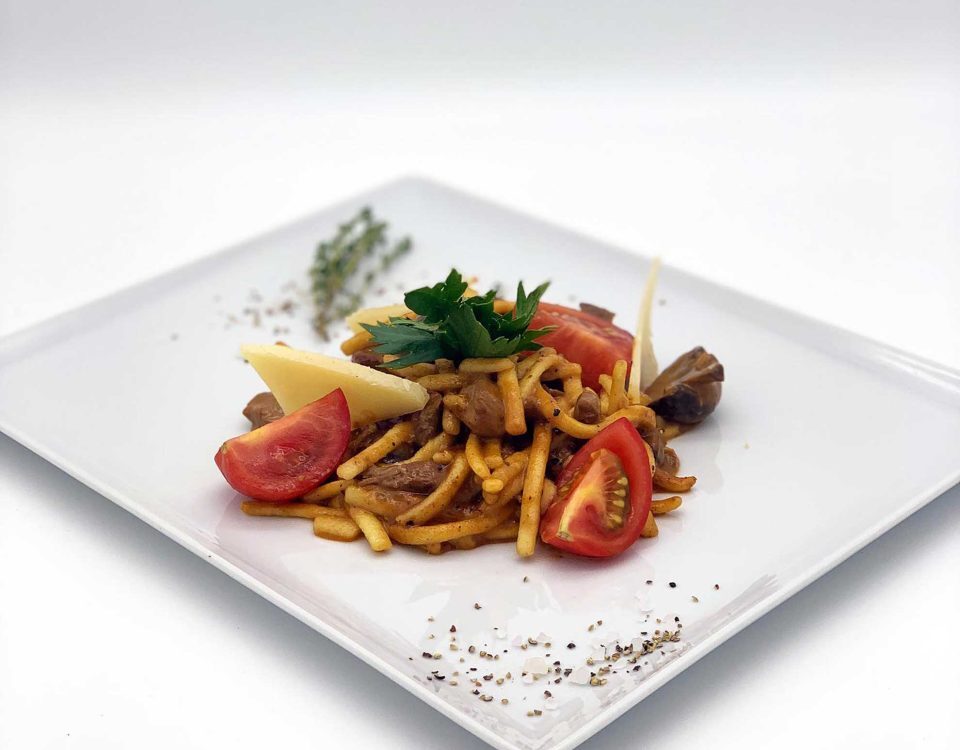 Spätzle mit Pilzen mit Champignon, Tomatenecken und Parmesankäse