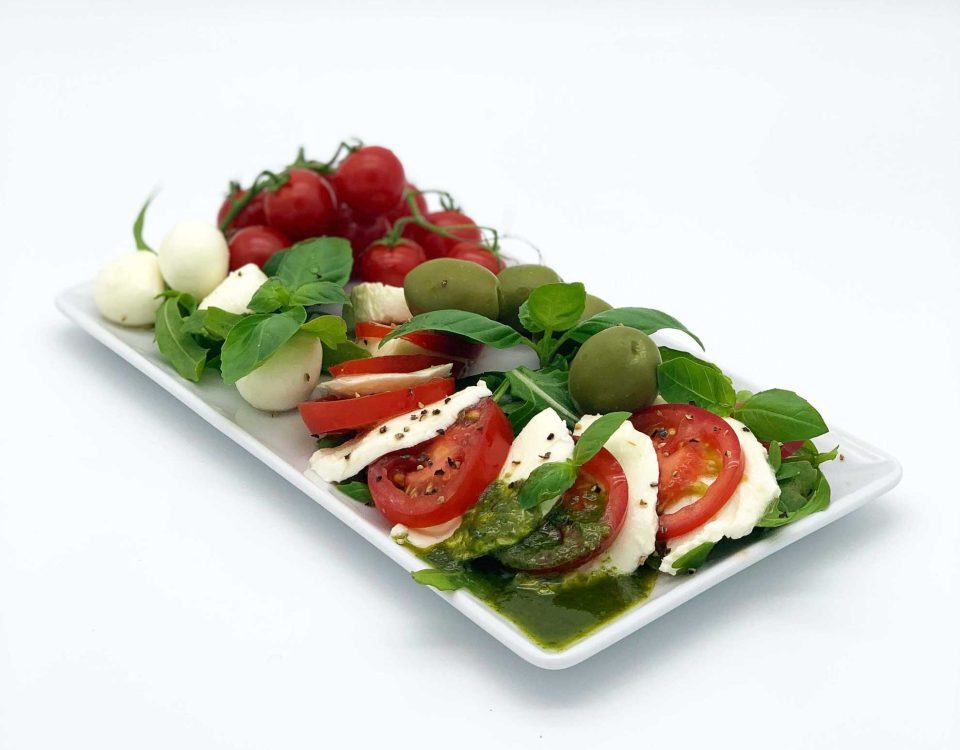 Tomate Mozzarella mit Basilikumpesto und Olivenöl