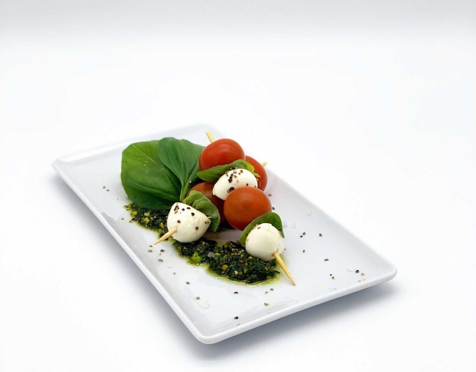 Tomate Mozzarella Spieß mit Basilikum